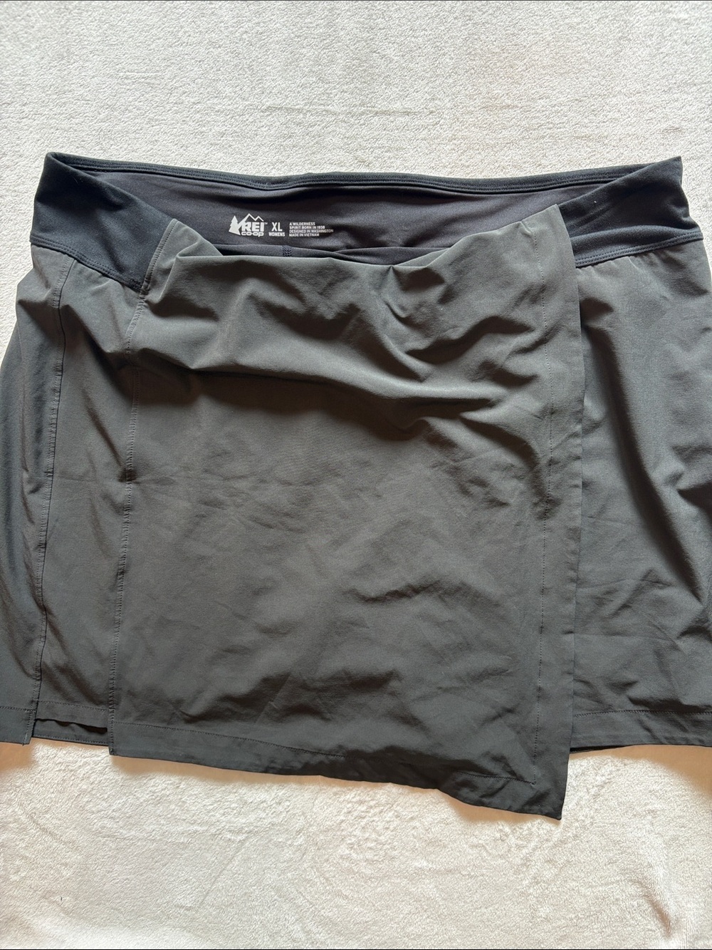 REI ACTIVE SKORT IN CHARCOAL AND BLACK